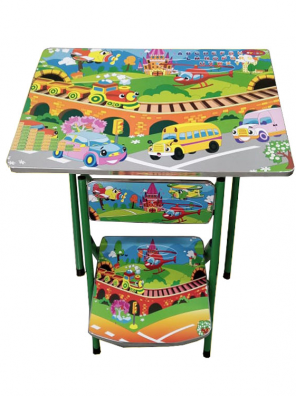 Meja dengan gambar alat transportasi seperti mobil, pesawat, atau sepeda